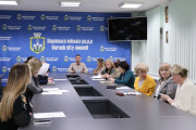 Засідання комісії з питань захисту прав дитини. Очолює засідання заступник міського голови Роман Хондока. 