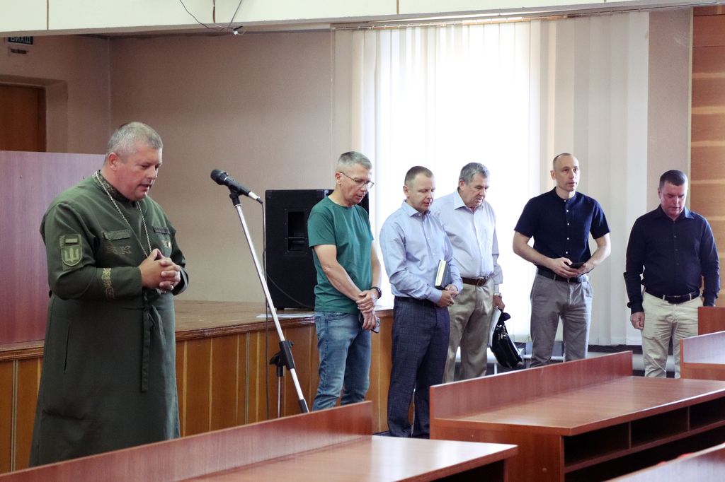 На фото зображені духовні лідери Вараської громади, які взяли участь у міжконфесійній молитві