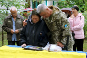 Прощання з Героєм В'ячеславом Щуром біля батьківської хати