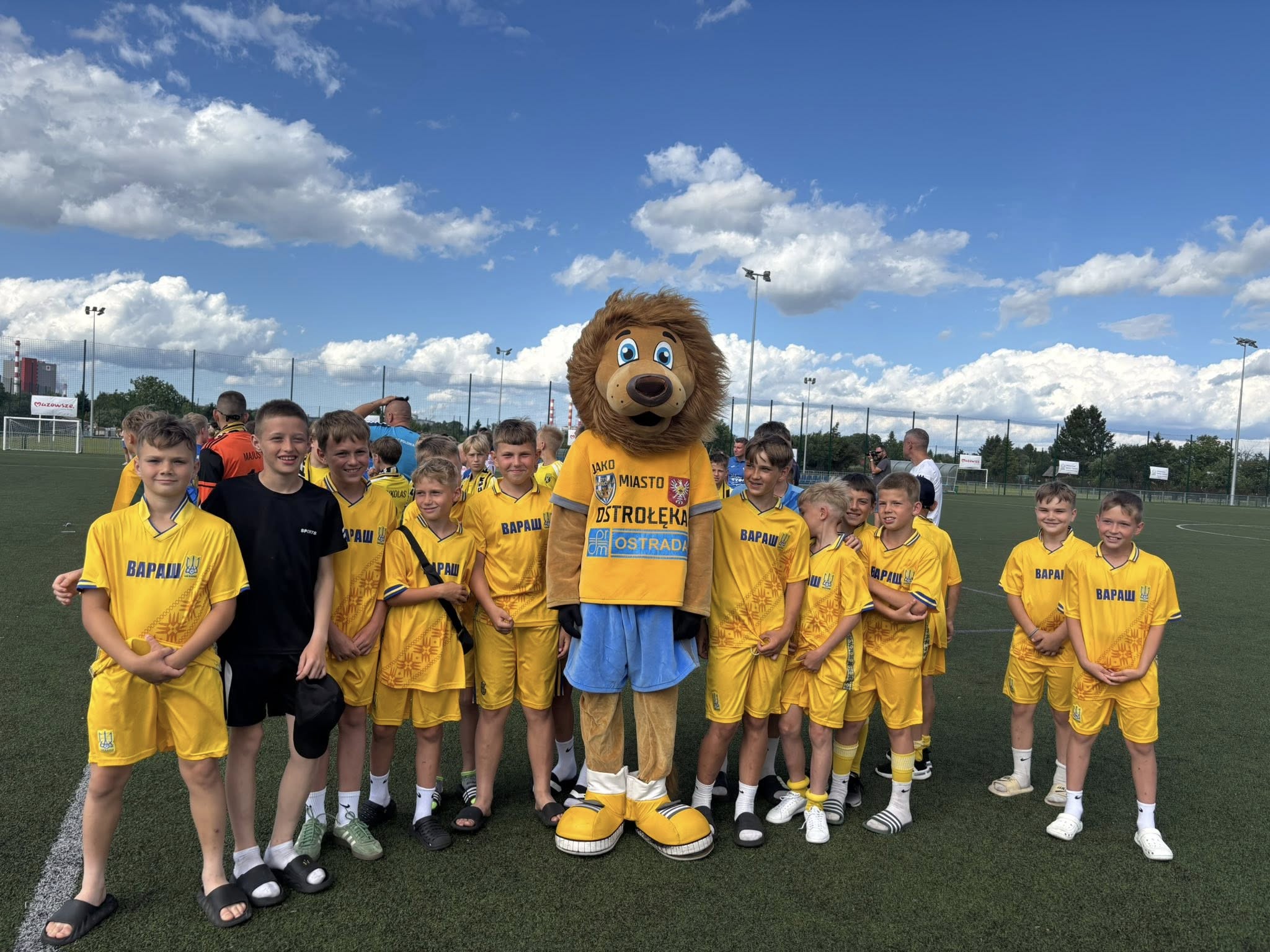 На фотографії зображена збірна команда Вараської громади з фуболу з символом змагань у м. Остроленка