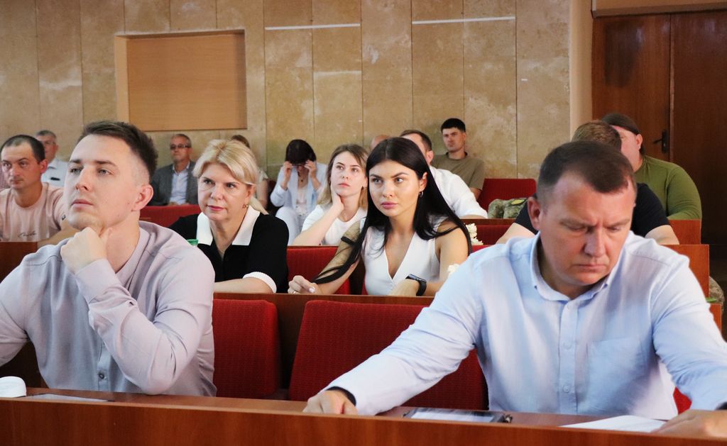 На фото зображені депутати, в тому числі, нові. Вони сидять за столами, присутні на засіданні 50 сесії