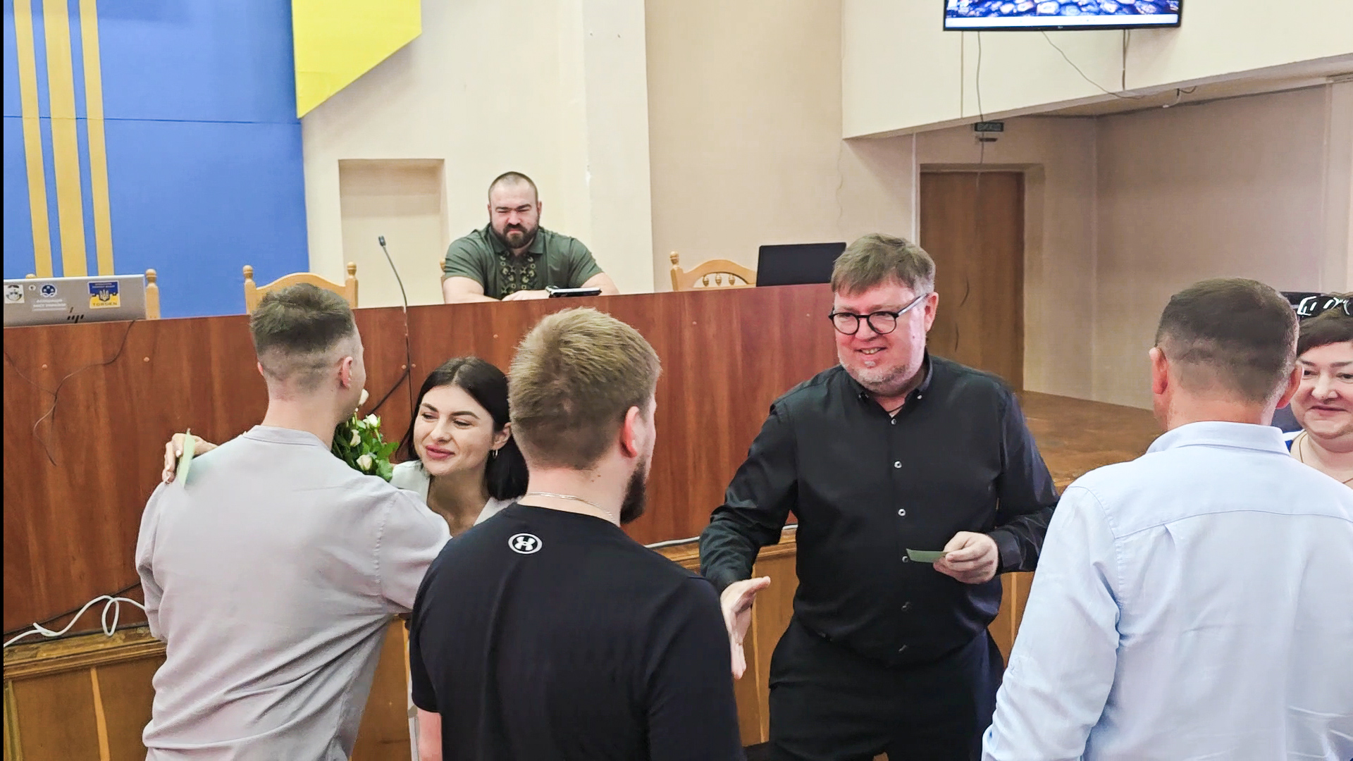 Нагородження міським головою депутатськими посвідченнями новопризначених депутатів