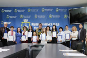 Спільне фото нагороджених митців, що тримають грамоти спільно з міським головою, заступником міського голови та директором Департаменту культури, туризму, молоді та спорту