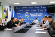 Члени виконавчого комітету на засіданні у зеленій залі ВК ВМР. Засідання очолює перший заступник міського голови Павло Павлишин.
